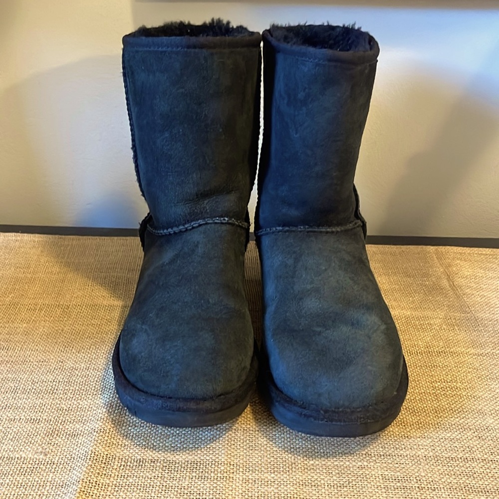 Ugg Classic Short boots. Authentic. Size 8. Great used condition. - Picture 2 of 7